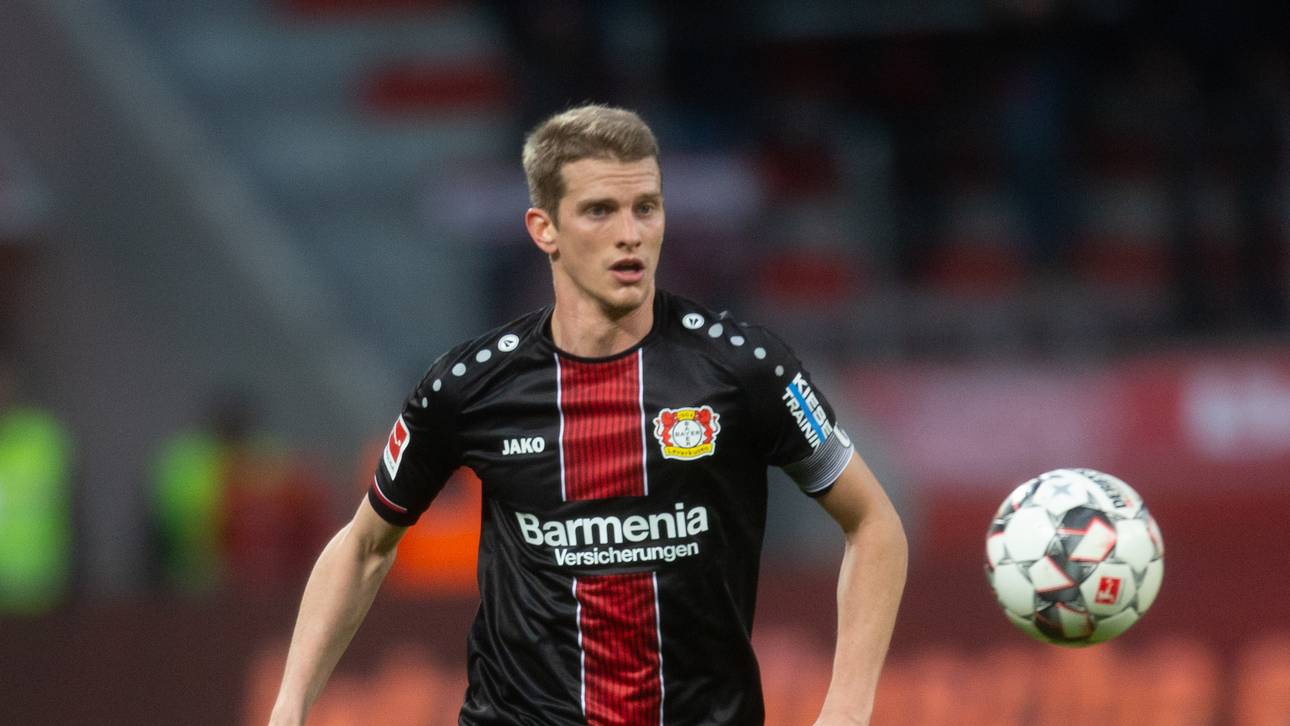 Bayer mit Kapitän Bender beim BVB