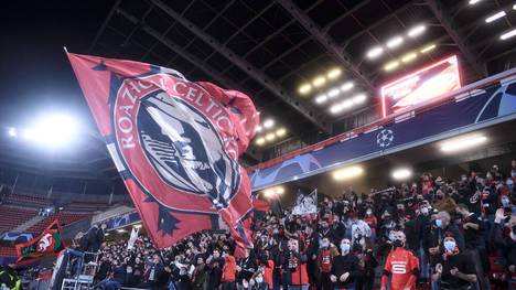 Irre Szenen bei der Partie Stade Rennes gegen Krasnodar in der Champions League: Um einen Mindestabstand schert sich kaum jemand