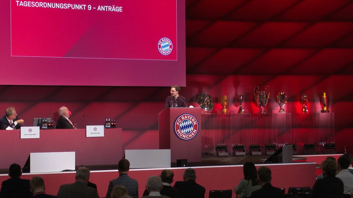 Auf der Jahreshauptversammlung des FC Bayern geht es wegen dem Streit um Katar heiß her. Zwischen FCB-Mitglied Michael Ott und Vizepräsident Dieter Mayer geht es hoch her.