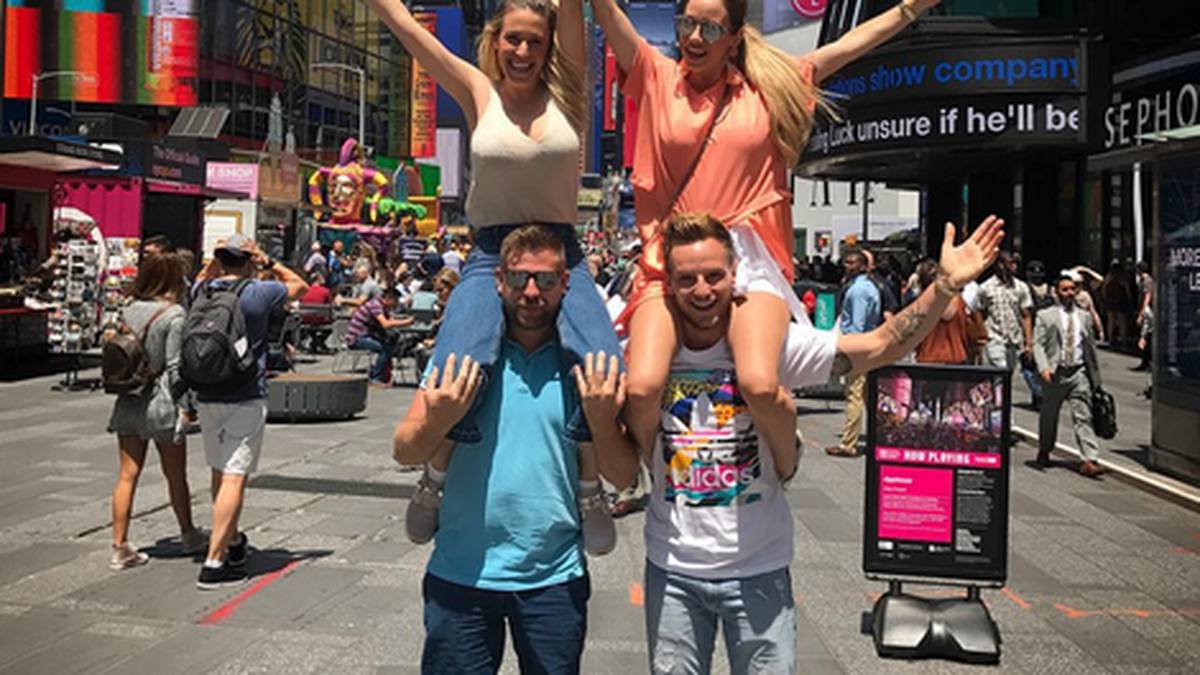 Derweil erobert Ivan Rakitic mit seiner Frau Raquel Mauri und Freunden New York