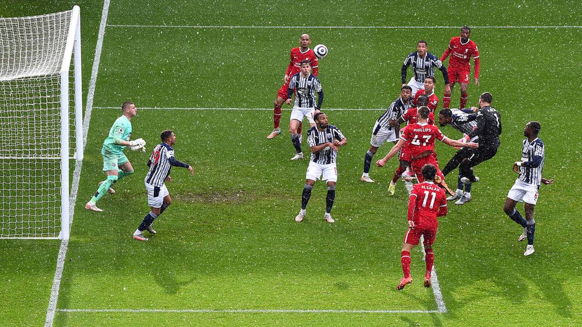 Die Szene der Partie: Liverpools Keeper Alisson trifft im letzten Moment gegen West Bromwich