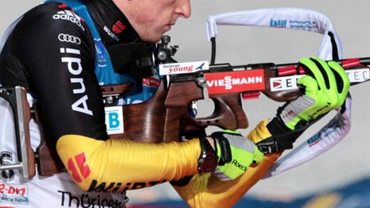 Für eine der größten Schrecksekunden im Biathlon-Sport sorgt Florian Graf in Oberhof 2013. Da er einen Wassertropfen im Ringkorn hat, packt er seine geladene Waffe am Schaft und pustet in den Lauf. Eine lebensgefährliche Aktion, die von der Jury umgehend mit der Disqualifikation bestraft wird