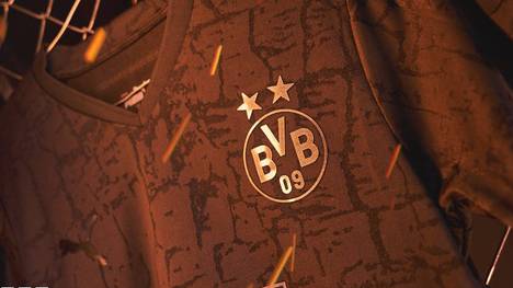 Borussia Dortmund läuft in der Partie gegen Hertha BSC Berlin mit einem Sondertrikot auf. Vor der Partie sorgt das Jersey für lange Schlangen beim Fan-Shop.