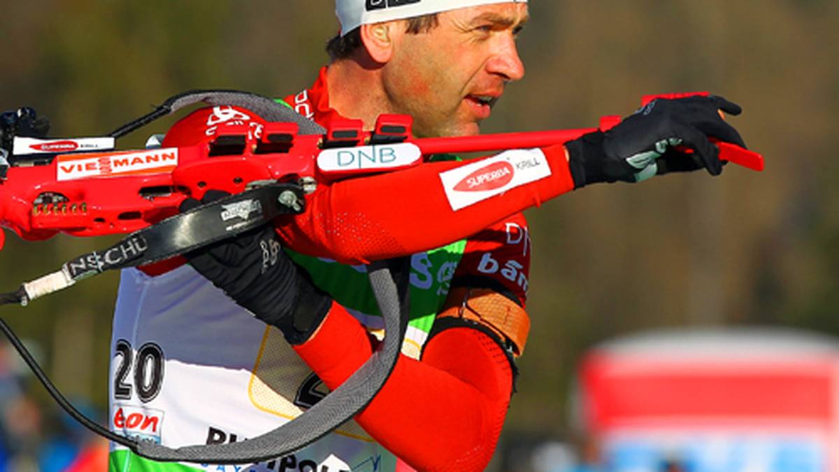 Kurios wird es bei der Mixed-Staffel 2012 in Ruhpolding. Die Scheibe von Biathlon-Legende Ole Einar Björndalen fällt nicht, obwohl er sie getroffen hat. Björndalen muss schließlich in die Strafrunde und Norwegen überquert nur als Zweiter die Ziellinie