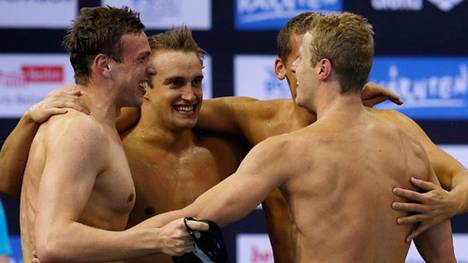 Paul Biedermann (l.) führt Deutschland als Schluss-Schwimmer zu Gold
