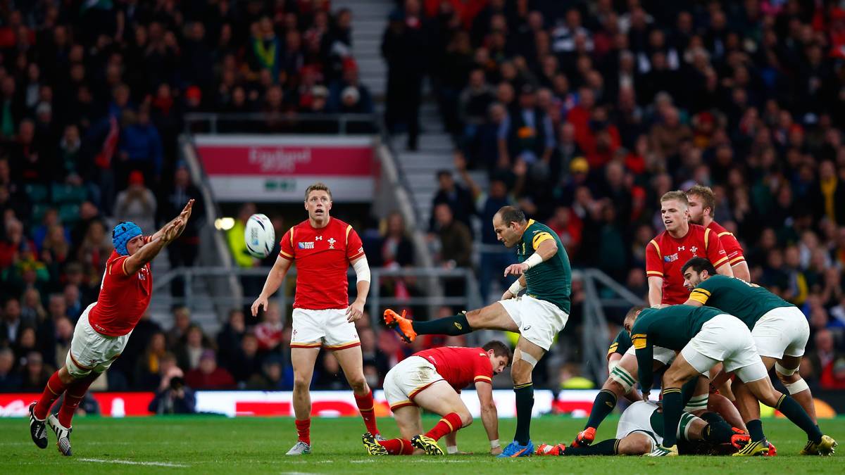 Das Geschehen wird zunächst von diverseb Straftritten geprägt. Angesichts dieses Hechtsprungs wäre der Walier wohl auch in einem Fußballtor alles andere als eine Fehlbesetzung