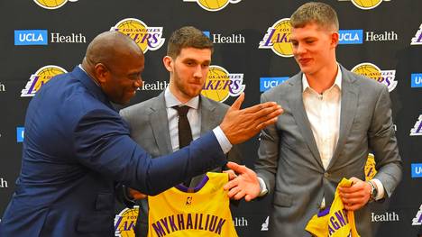 Lakers-Präsident Magic Johnson begrüßte die beiden Draft-Picks Sviatoslav Mykhailiuk und Moritz Wagner (r.) in Los Angeles