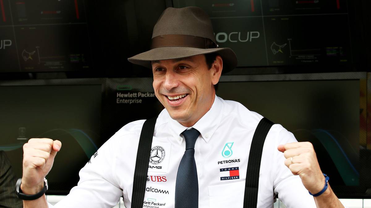 So ein Jubiläum ist natürlich auch nur mit einem Sieg so richtig zu genießen. Aber Mercedes-Motorchef Toto Wolff scheint sehr optimistisch in das Rennen zu gehen