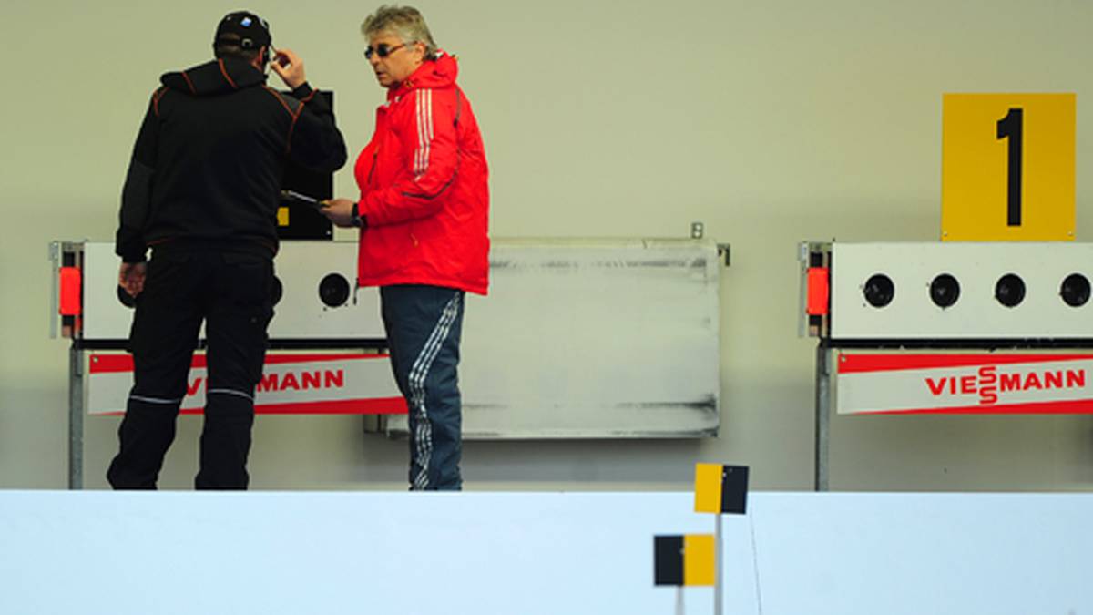 Der norwegische Trainer hat den Treffer aber durch sein Fernrohr gesehen und legt Protest ein. Die Jury findet den Schuss auf der Scheibe, wodurch Björndalen eine Zeitgutschrift bekommt und Norwegen doch noch Gold holt