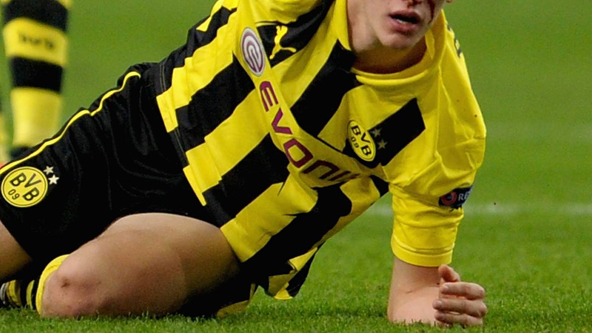 Amsterdams Eyong Enoh trifft den Dortmunder mit dem Ellenbogen im Gesicht und verletzt sich dabei selbst. Bender bricht sich die Nase