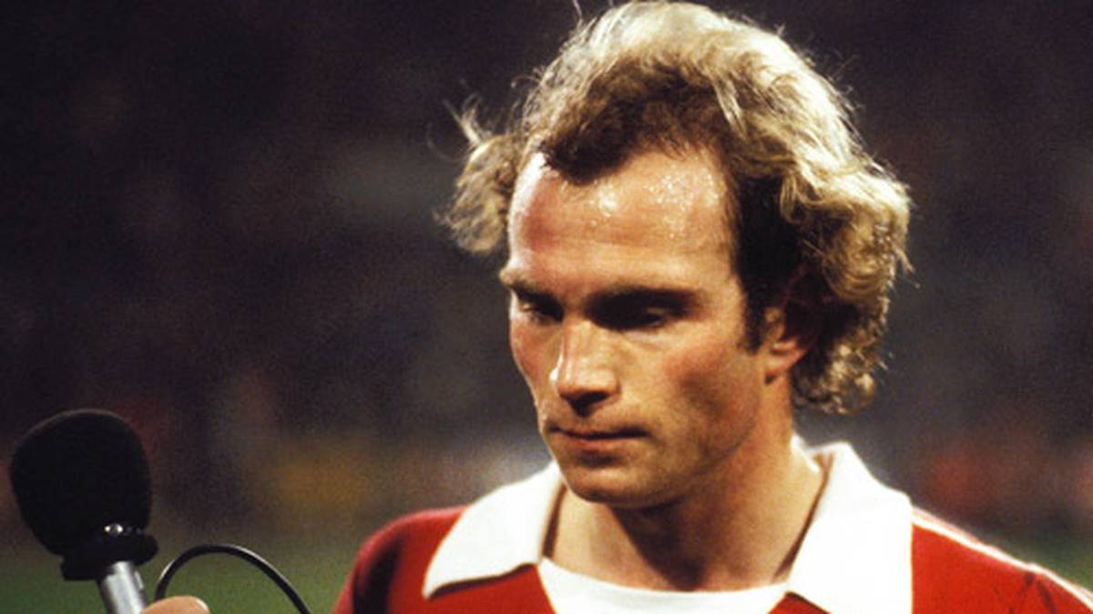 In der Saison 1978/79 verliert Hoeneß unter Trainer Gyula Lóránt seinen Stammplatz  und lässt sich für 200.000 DM zum 1. FC Nürnberg ausleihen. Nach elf Spielen kehrt er im Frühjahr 1979 zu den Bayern zurück und beendet mit nur 27 Jahren seine Karriere aufgrund eines irreparablen Knorpelschadens