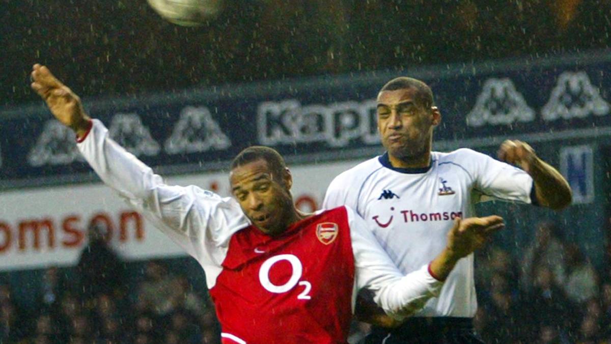 ARSENAL GEGEN TOTTENHAM: Apropos England: Auf der einen Seite Arsenal, 1886 gegründet von Arbeitern der königlichen Waffenfabrik, und auf der anderen Seite Tottenham. Arsenal brachte 1931 den ersten Meistertitel in die englische Hauptstadt. Tottenham hingegen gewann 30 Jahre später das Double und wollte anspruchsvollen Fußball spielen - im Gegensatz zu den Gunners, so die Tottenham-Anhänger