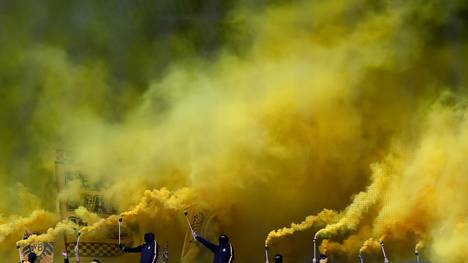 Wegen Pyrotechnik vor dem Spiel in Bremen wird Borussia Dortmund zur Kasse gebeten