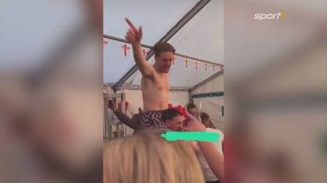 Kein EM-Titel aber dafür die Partykönige! Englands Stars sind gerade im Urlaub und da geht es nicht gerade gesittet zu. Jordan Pickford eskaliert komplett und feiert nur noch in Boxershorts.