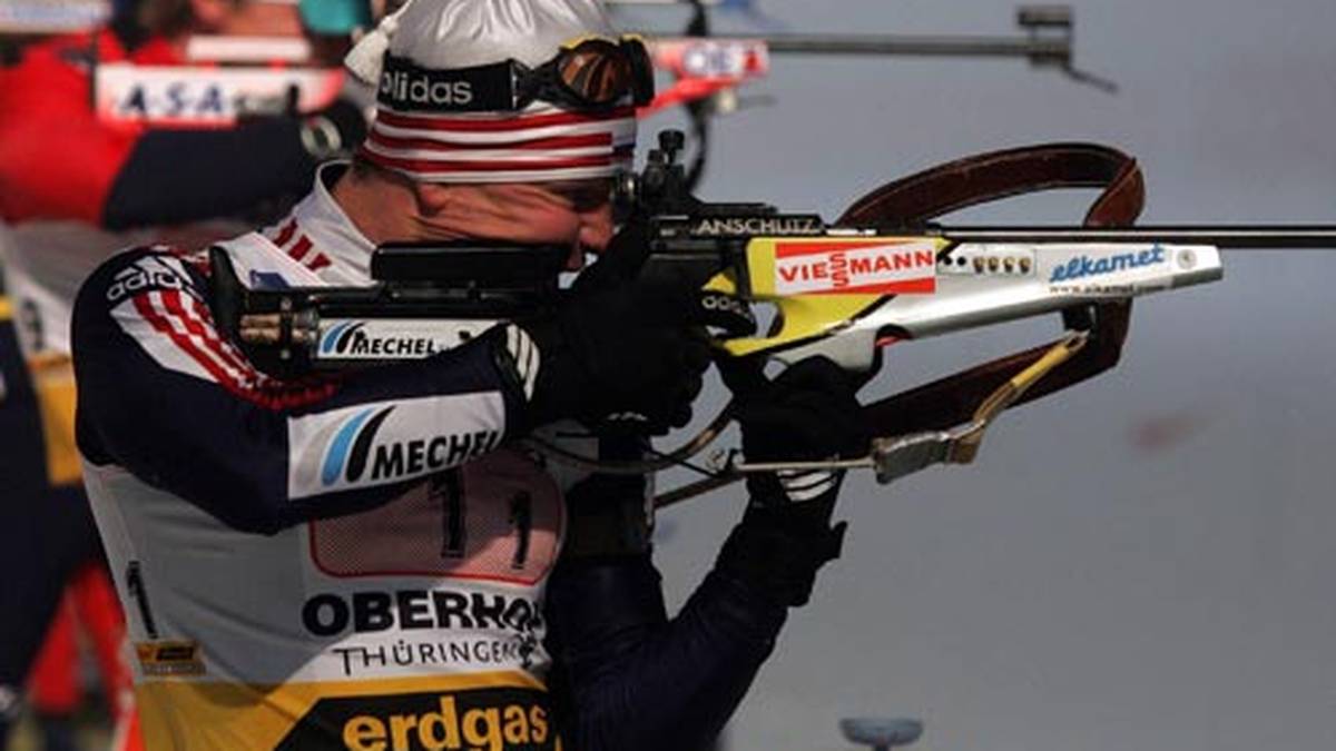 Oberhof - immer wieder Oberhof. 2001 schießt Sergej Roschkow auf die Scheiben von Zdenek Vitek. Der Tscheche schafft es parallel nur zwei Scheiben vor Roschkow umzulegen und läuft mit drei Patronen zurück auf die Strecke. Roschkow erhält für sein Crossfire zehn Strafminuten, Vitek wird disqualifiziert