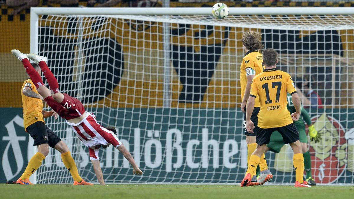 PLATZ 2 - CARSTEN KAMMLOTT: Auch Drittliga-Spieler können kicken! Das beweist Erfurts Carsten Kammlott, der eines der verrücktesten Tore der Fußball-Geschichte erzielt. Im Spiel gegen Dresden nutzt Kammlott eine Flanke akrobatisch mit der Hacke, während er schon in einer Art Handstand steht - ein unfassbarer Treffer!
