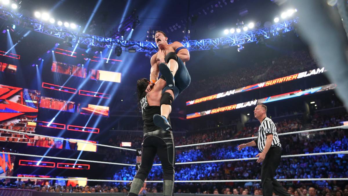 Sein Gegner, der Hüne Baron Corbin, hat Wut im Bauch und lässt Cena fliegen