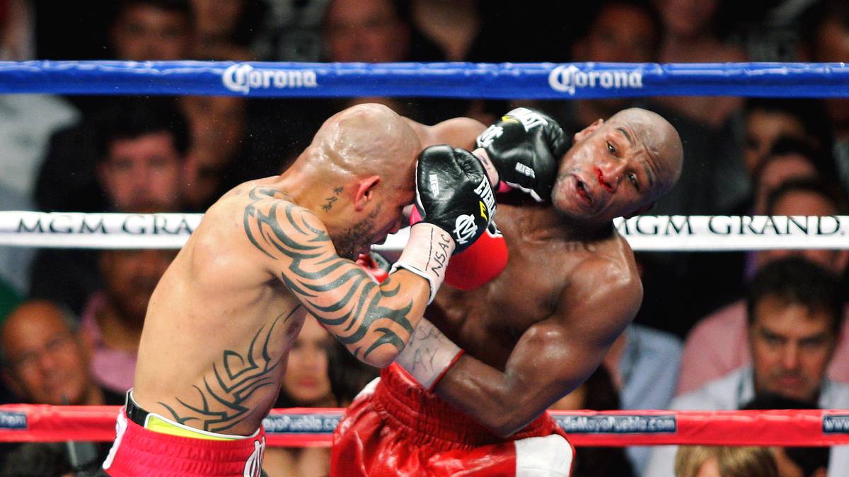 Platz 5: Floyd Mayweather - 32 Mio. Dollar (gegen Miguel Cotto, Mai 2012). Der Kampf in Las Vegas wird nur dadurch möglich, dass Mayweather ein Haftaufschub gewährt wird. Eigentlich hätte er eine 90-tägige Haftstrafe wegen häuslicher Gewalt und Belästigung antreten müssen, hatte aber vor Gericht einen Aufschub bis Juni erwirkt. Mayweather holt sich gegen Cotto zwar eine blutige Nase, geht aber als Punktsieger aus dem Duell der "Ring Kings" hervor