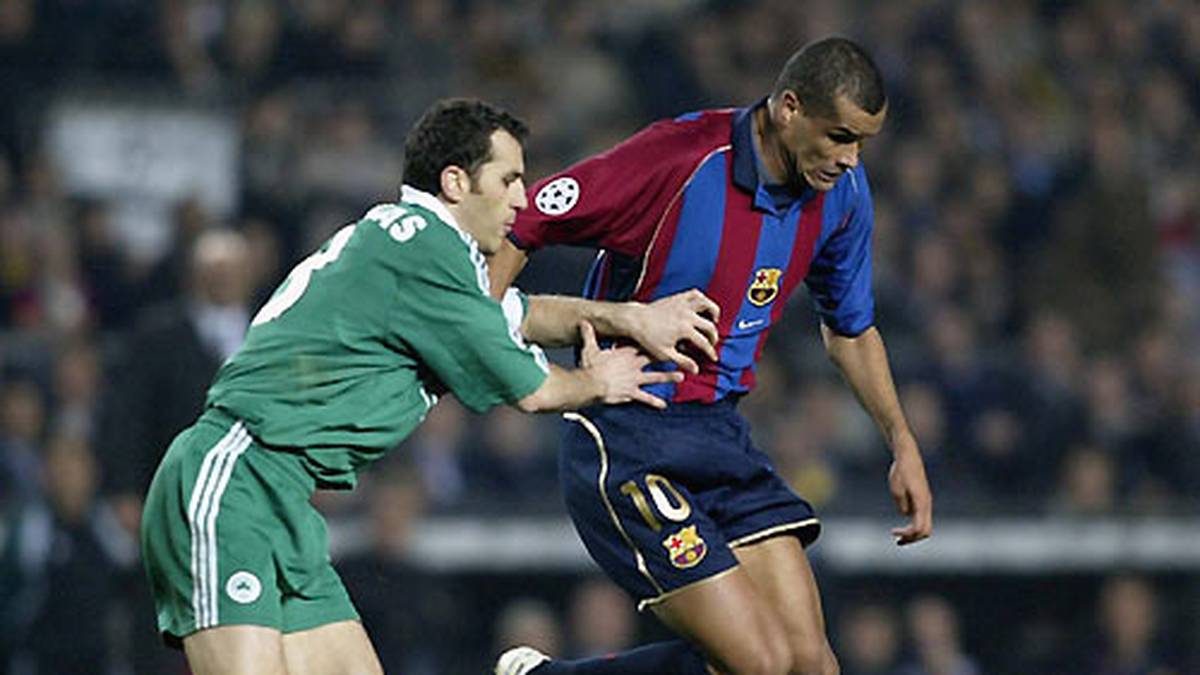 Mit ihm stehen Barcelonas Brasilianer Rivaldo...