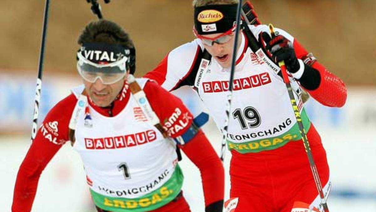 Nicht die erste Goldmedaille für Björndalen, die er erst nach lange Diskussion nach dem Rennen erhält. Nach dem Männer-Jagdrennen der WM in Pyeongchang 2009 droht zunächst eine Massen-Disqualifikation. Weit über zehn Teilnehmer kürzen die Strecke kurz nach dem Start ab und müssen laut Reglement deshalb disqualifiziert werden. Björndalen, der die Gruppe anführte, bekommt wie die anderen "Übeltäter" von der Jury eine Strafminute aufgebrummt und verliert dadurch vorübergehend die Goldmedaille. Der Gegenprotest der Norweger und einiger anderer Teams hat aber Erfolg und so gewinnt Björndalen wieder einmal Gold bei einer WM