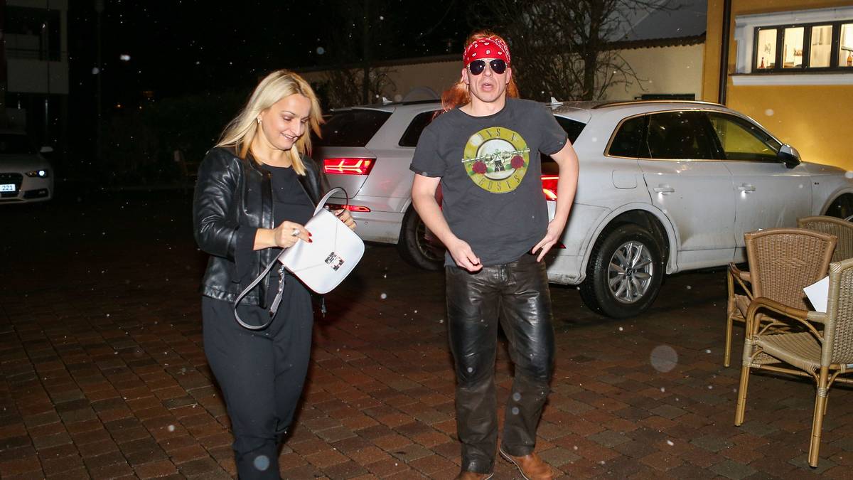 Ganz den alten Rocker lässt Augsburgs Co-Trainer Florian Ernst raushängen. Er kommt als Axl Rose, dem Frontman der legendären Band Guns N' Roses, zur Feier