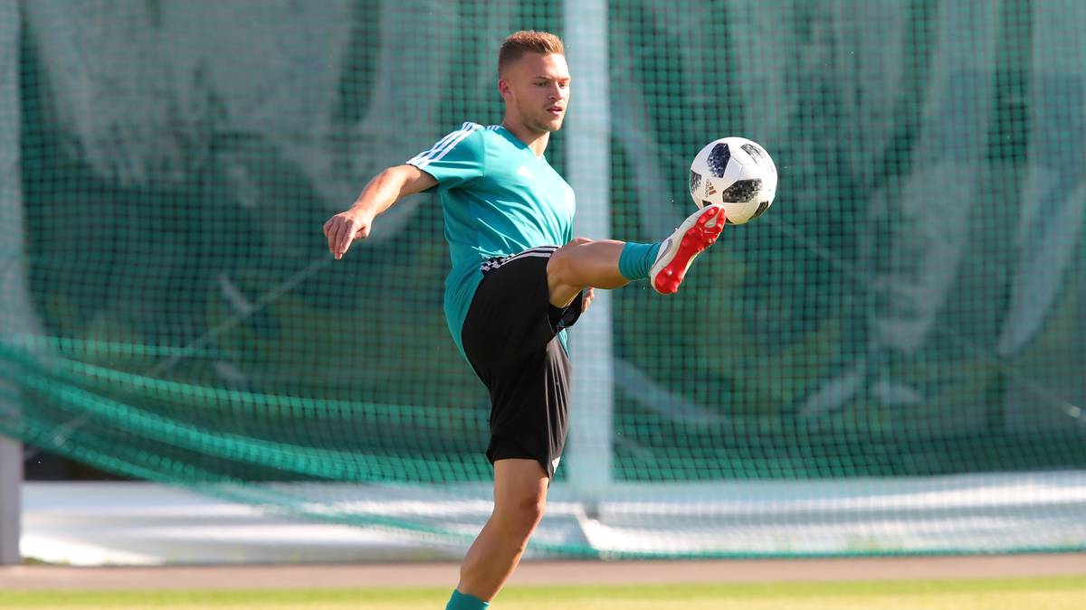 JOSHUA KIMMICH vs. EDSON ALVAREZ: Der Bayern-Dauerbrenner bringt alles mit, was man als Außenverteidiger braucht: Schnelligkeit, gute Flanken und Zweikampfstärke. Kimmich ist zudem torgefährlich