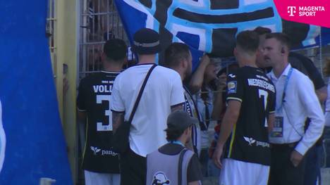 Nach der deutlichen Klatsche tun die Löwen-Fans ihren Unmut kund, die Führungsspieler um Kevin Volland und Florian Niederlechner scheuen den Austausch nicht. 