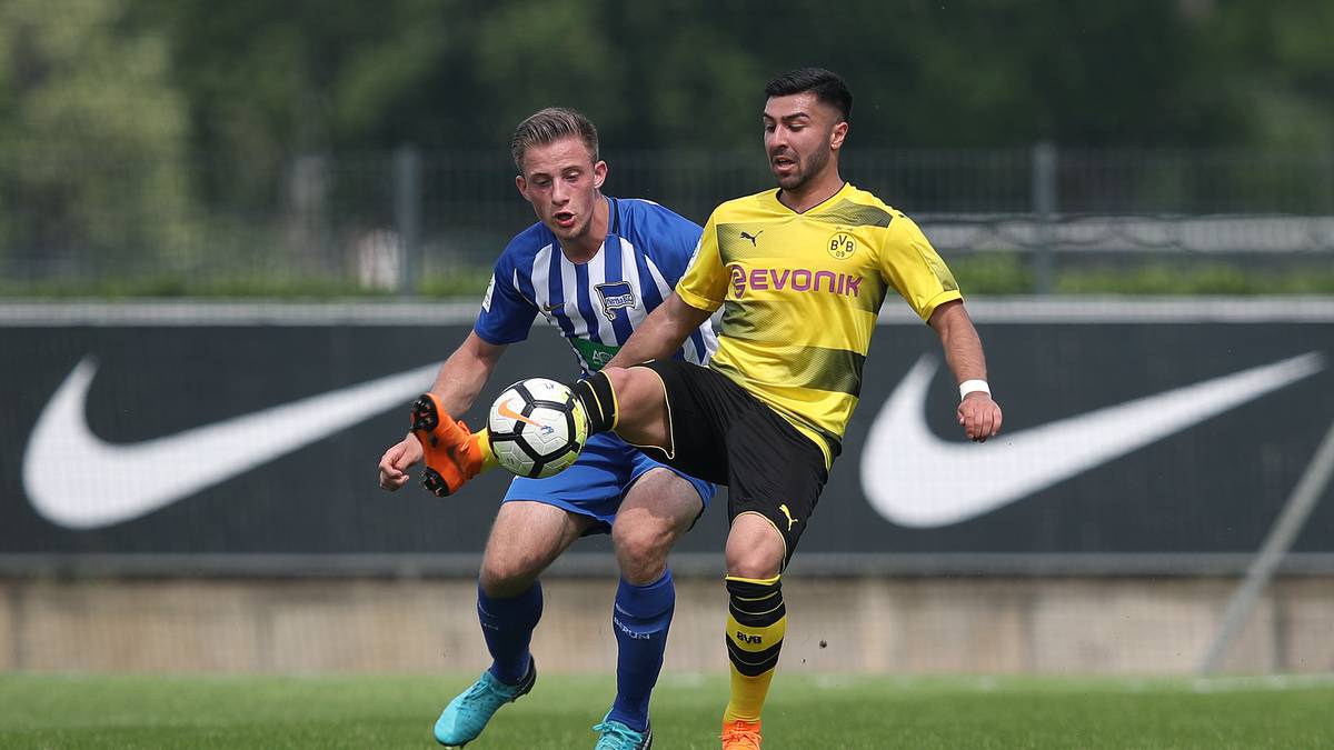 EMRE AYDINEL: Der türkische Juniorennationalspieler soll bereits 2018 das Interesse des FC Liverpool auf sich gezogen haben. In der laufenden Spielzeit ist der 19-Jährige mit 17 Toren bester Torschütze des BVB und zweitbester Torjäger der West-Staffel