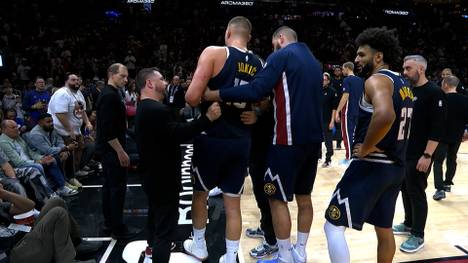Im Spiel bei den Miami Heat muss Nikola Jokic von den Denver Nuggets kurz vor der Halbzeit verletzt runter und liefert besorgniserregende Bilder. Ohne den Superstar stehen die Gäste anschließend auf verlorenem Posten.