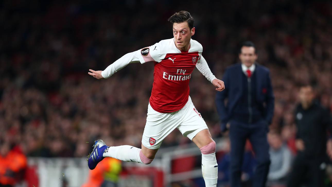 Arsenal mit Özil problemlos weiter