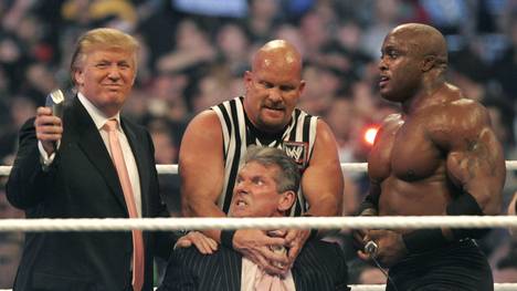 Donald Trump (l.) durfte bei WrestleMania 23 WWE-Boss Vince McMahon kahl scheren