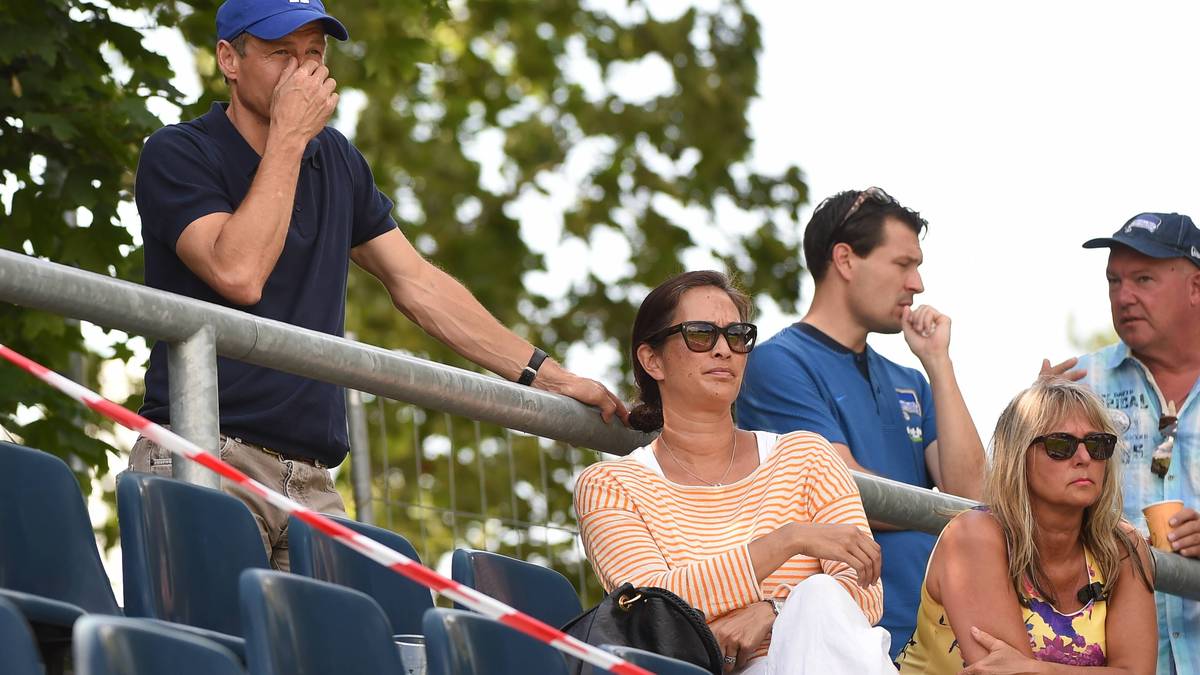 Unter den Augen seiner Eltern Jürgen (hinten) und Debbie (2.v.l.) darf sich der Sohnemann dann über die U23 an den deutschen Fußball langsam herantasten, ohne sein Ziel Profifußball aus den Augen zu verlieren 