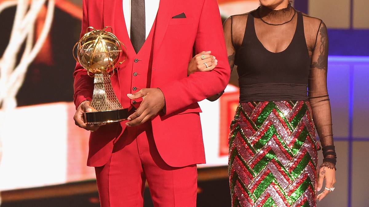 Außerdem scheinen ihn die Scheinwerfer ordentlich zu blenden - oder warum trägt er Sonnenbrille in der Nacht?