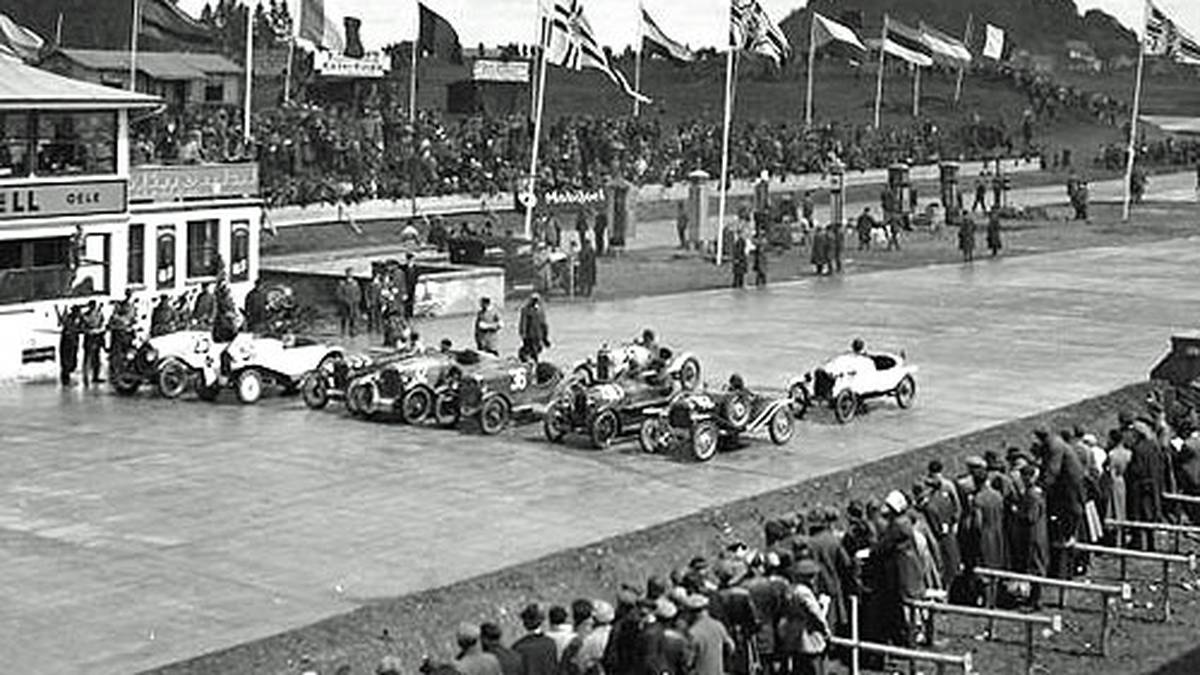 Die Premiere des zunächst 28 Kilometer langen Rundkurses findet bereits 1927 statt. In dieser Form hat die Strecke bis zu ihrem Umbau 1982 Bestand und ist die längste permanente Rennstrecke der Welt