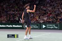 Alexander Zverev trifft in der 2. Runde bei den Rolex Paris Masters auf Tallon Griekspoor. In einem engen ersten Satz kämpft sich Zverev nach und nach ins Spiel - und weiß spätestens im Tiebreak auch zu glänzen.