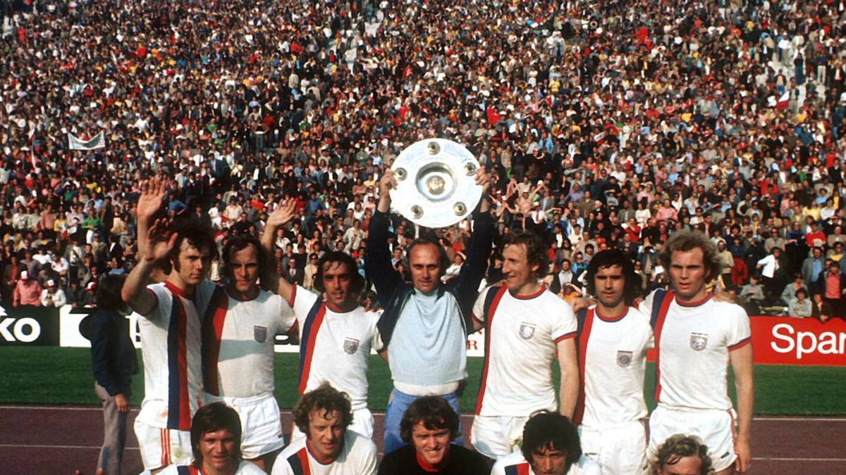 Sepp Maier, Franz Beckenbauer, Paul Breitner, Georg Schwarzenbeck, Uli Hoeneß und Gerd Müller, Torschützenkönig mit 36 Treffern, führen die Münchner zum vierten Meistertitel