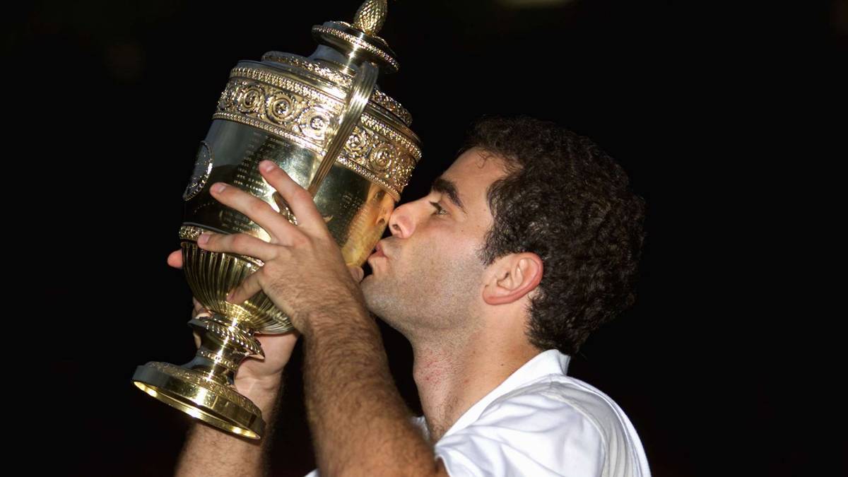 US Pete Sampras kisses the Gentlemen's Singles tro Gegen Patrick Rafter feierte Pete Sampras (Bild) 2000 seinen fünften und letzten Wimbledonsieg