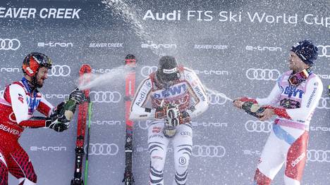 Audi FIS Alpine Ski World Cup - Men's Giant Slalom: Marcel Hirscher (l.) und Thomas Tumler freuen sich mit Sieger Stefan Luitz