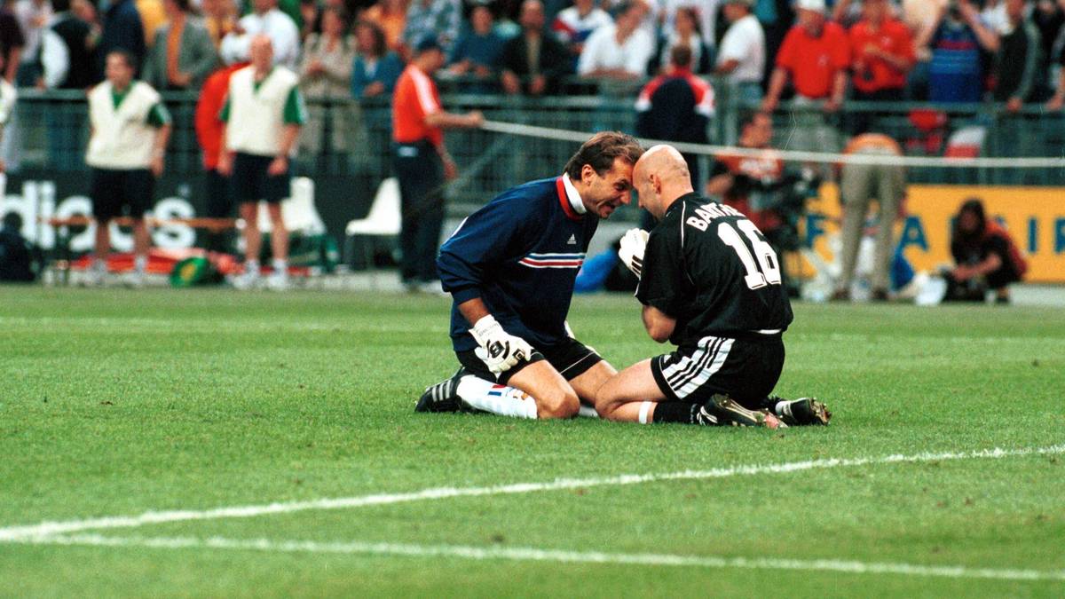 Lionel Charbonnier (l.) bejubelt mit Fabien Barthez Frankreichs WM-Titel 1998