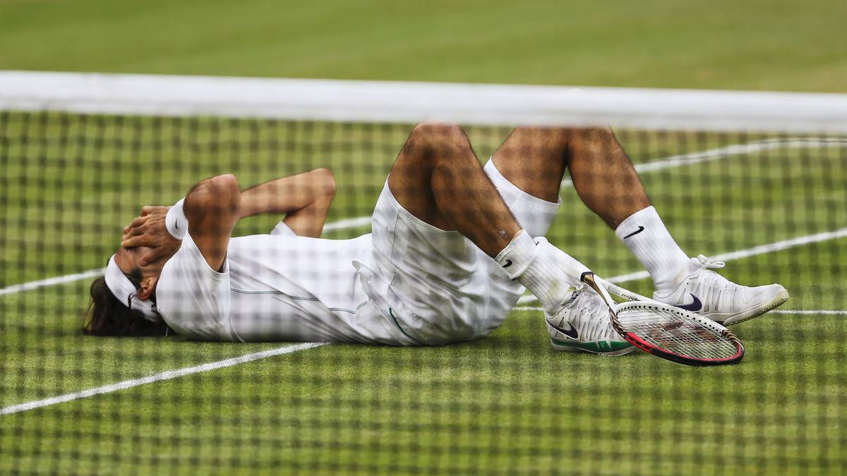 Das soll sich im folgenden Jahr ändern. Federer schlägt Lokalmatador Murray im Wimbledon-Finale 2012 und feiert den siebten Sieg auf dem heiligen Rasen. Er übernimmt wieder die Spitze der Weltrangliste, stellt damit den von Sampras gehaltenen Rekord von 286 Wochen an der Weltranglistenspitze ein und wird eine Woche später zum alleinigen Rekordhalter