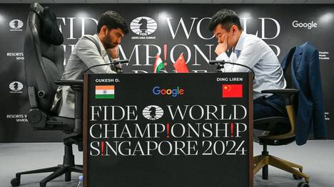 Dommaraju Gukesh (l.) und Ding Liren im Duell