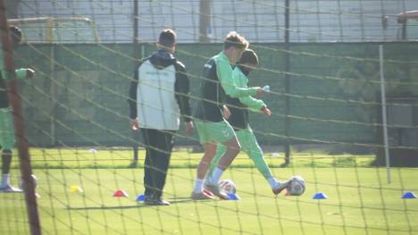 Die Bundesliga-Profis von Werder Bremen dürfen sich beim Aufwärmtraining kurz wieder wie kleine Kinder fühlen. Beim Eierlaufen mit Ball am Fuß stellen die Stars ihre Geschicklichkeit unter Beweis.