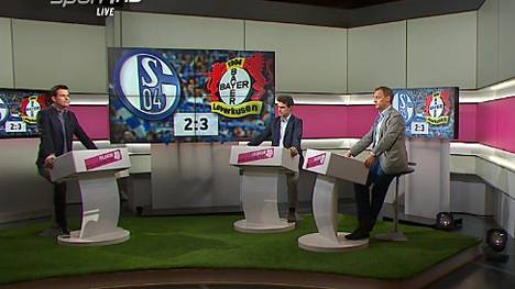 Moderator Oliver Schwesinger (l.) spricht mit Thomas Berthold (M.) und Olaf Thon über Schalke 04