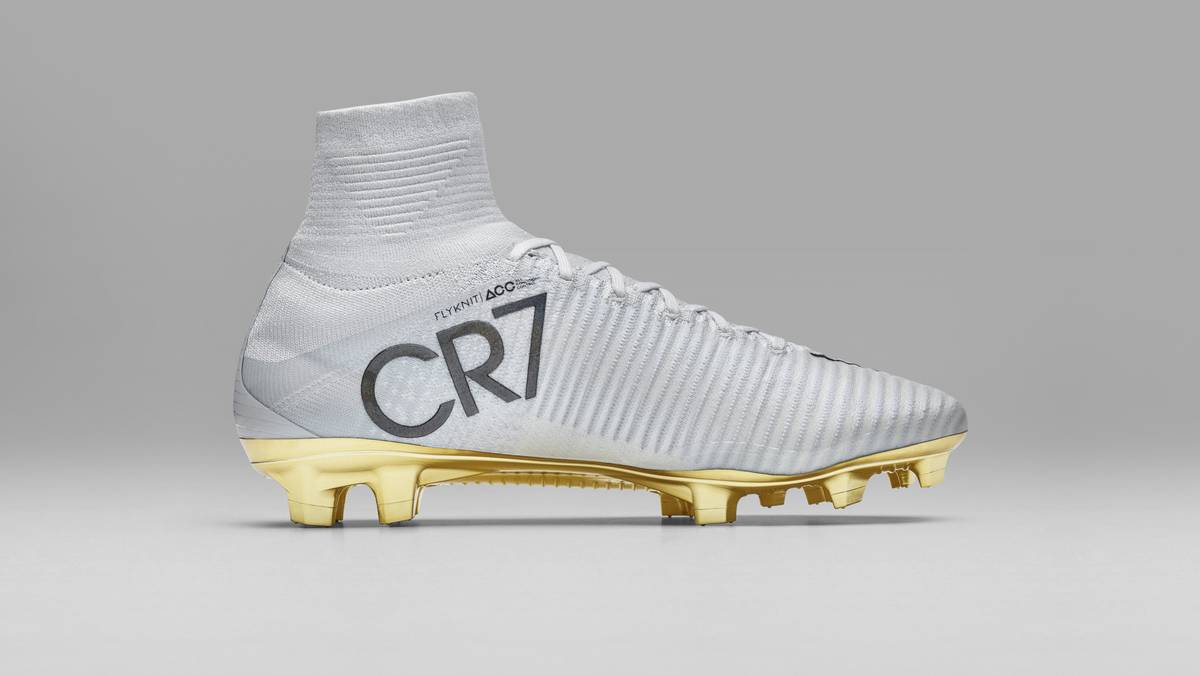 An der Seite des Schuhs prangt groß Ronaldos Namenskürzel "CR7"