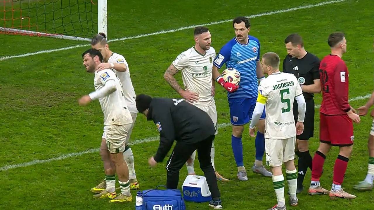 Verrückter Platzverweis für Volland!