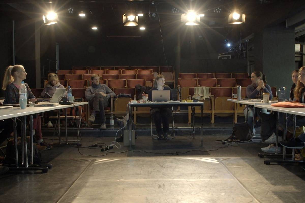 Menschen mit Sehbehinderung können durch professionelle Bildbeschreibung an Kunst und Kultur teilhaben. Der Film begleitet Anke Nicolai bei der Erstellung von Audiodeskriptionen für Film und Theater.