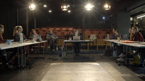 Menschen mit Sehbehinderung können durch professionelle Bildbeschreibung an Kunst und Kultur teilhaben. Der Film begleitet Anke Nicolai bei der Erstellung von Audiodeskriptionen für Film und Theater.