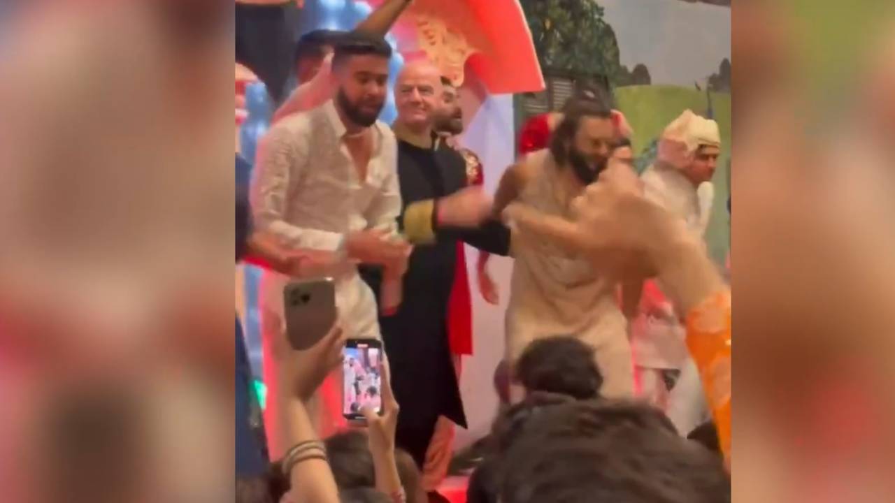 Auf einer indischen Hochzeit: Hier schwingt der FIFA-Boss das Tanzbein