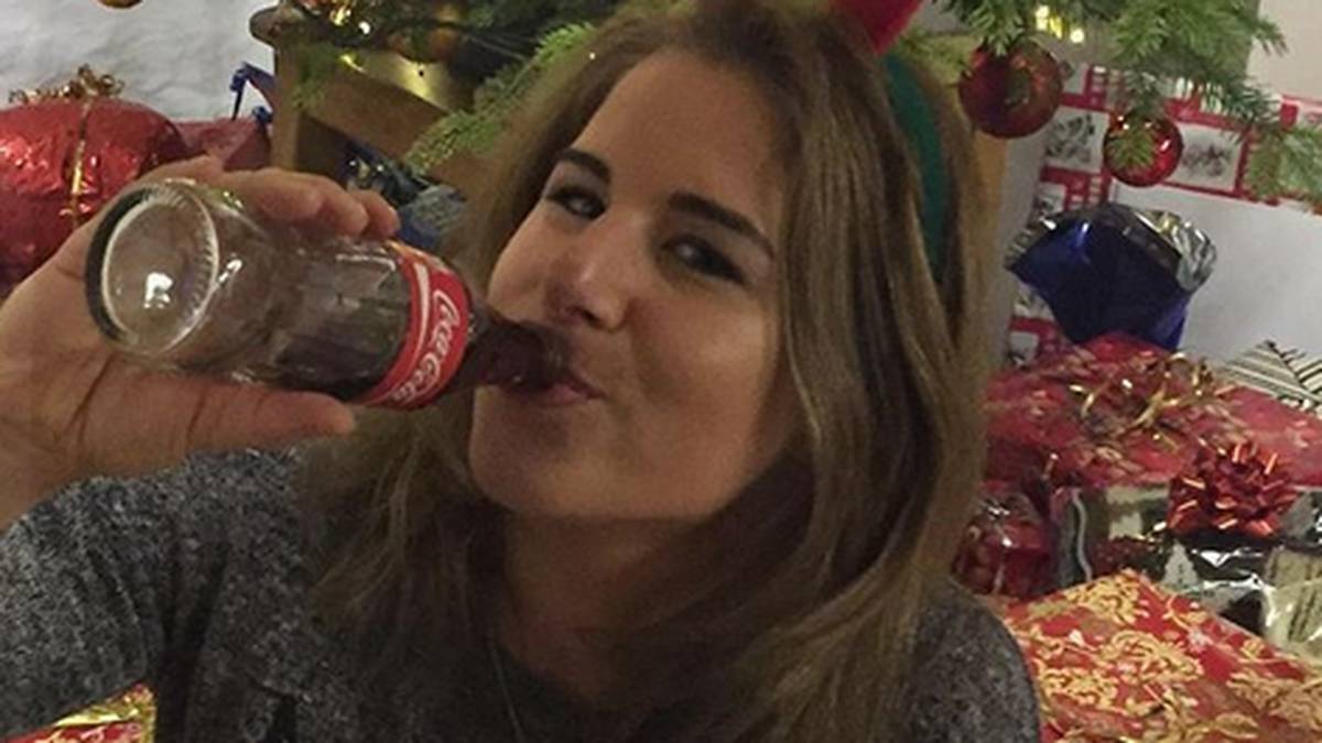 Verrückt zeigt sich die Tschechin auch gerne auf ihrem Instagram-Account. Hier grüßt sie mit Geweih vom Weihnachtsbaum