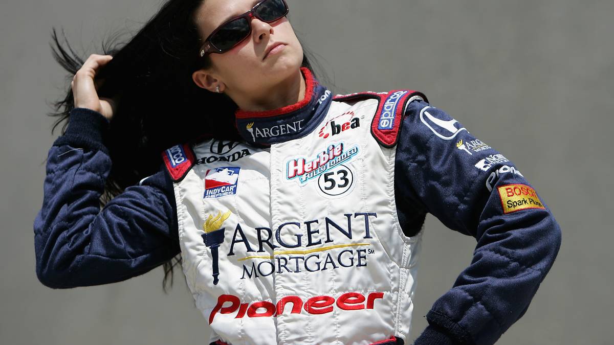 2005: Danica Patrick führt zehn Runden vor Schluss das Feld an und sorgt für einen schlagartigen Anstieg der TV-Zuschauerzahlen. Die Menschen vor den Fernsehern wollen beim ersten Indy-Sieg einer Frau live dabei sin. Drei Runden später wird sie von Dan Wheldon überholt, kann sich aber nach dem Sieg trotzdem als wahre Siegerin feiern lassen